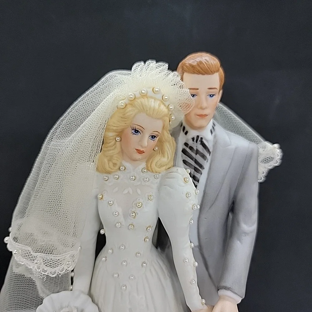 Vintage EHW 1987 Porcelain Bride And Groom Figurine Music Box Wedding March - Picture 2 of 10